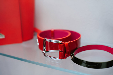 璀璨與質(zhì)感 探尋大型翡翠黃金戒指與皮革制品的視覺碰撞